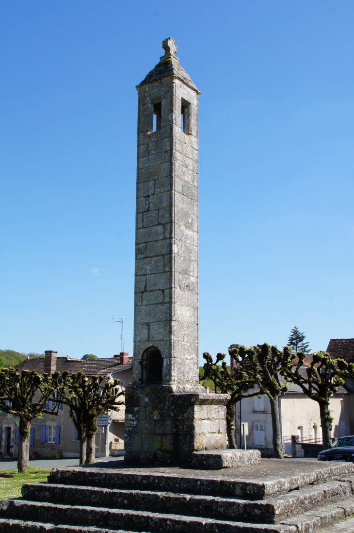 Lanterne des Morts du XIIe siècle. - Antigny