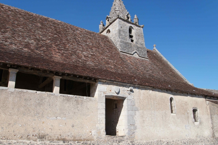 Façade latérale de l'église. - Antigny