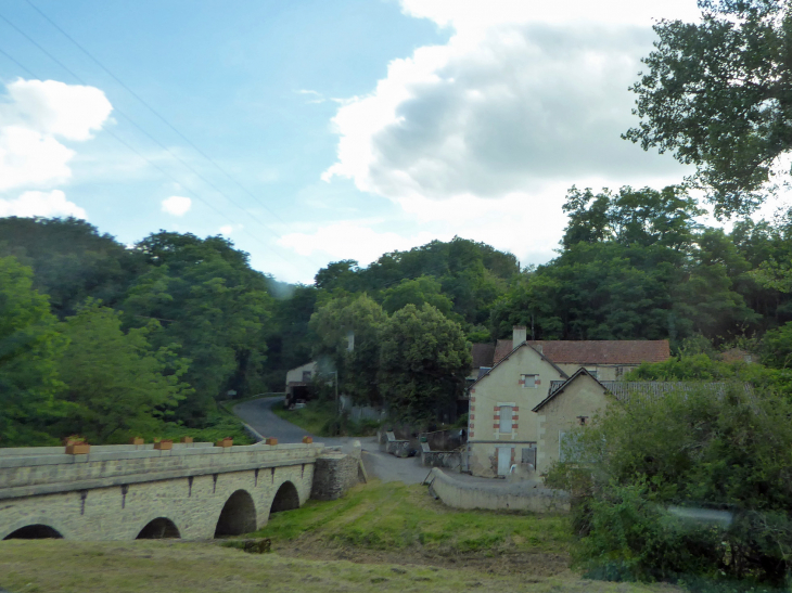 Le pont sur l'Asse à la sortie du bourg - Brigueil-le-Chantre