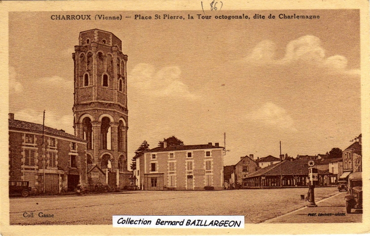 Place Saint Pierre, La tour Charlemagne....... - Charroux