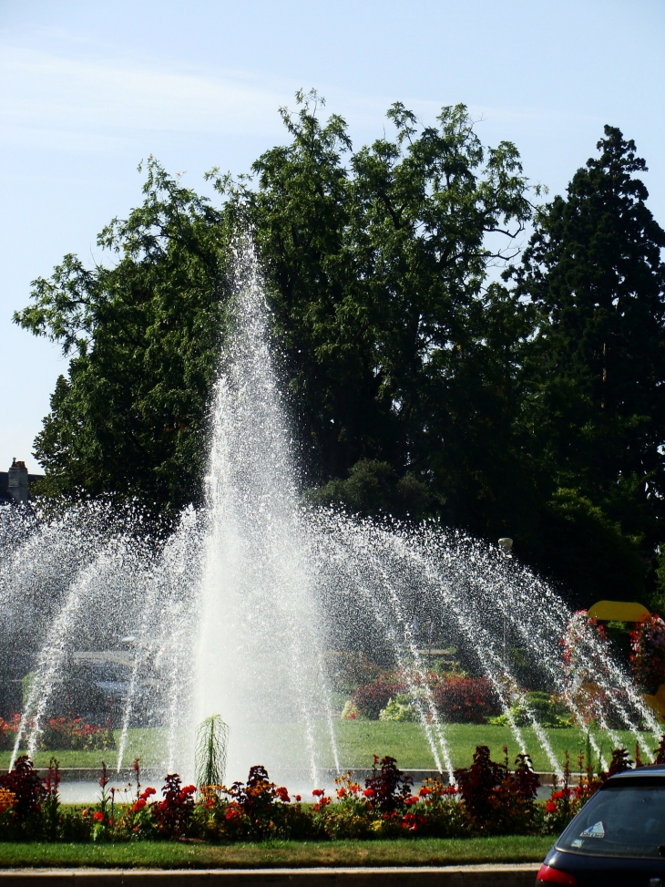 PLAN D EAU DEVANT LA POSTE ET LE JARDIN PUBLIC - Châtellerault