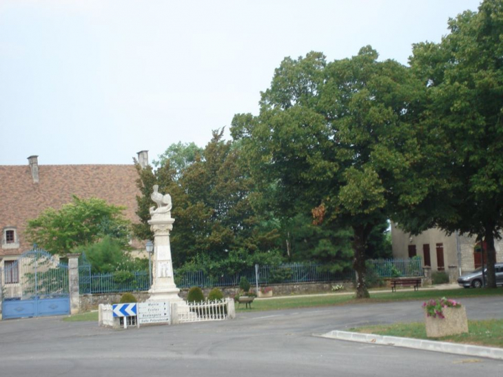 MONUMENTS AUX MORTS.. AU FOND LE CHATEAU - Joussé