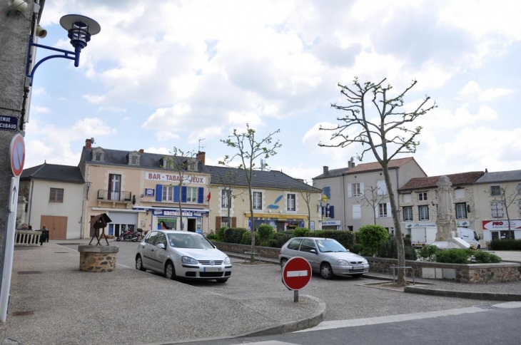 La place centrale du village - L'Isle-Jourdain