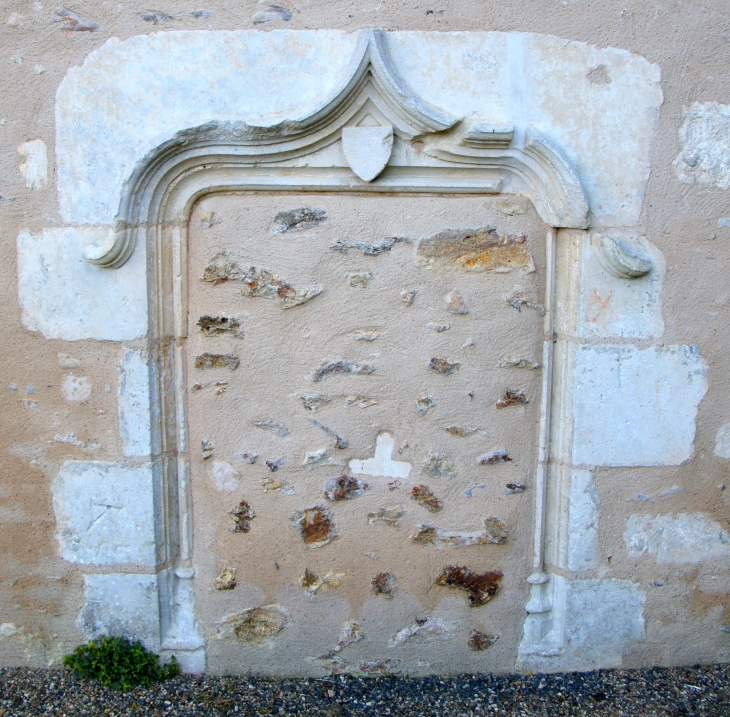 Ancienne ouverture, façade latérale nord de l'église Saint-Léger. - Lauthiers