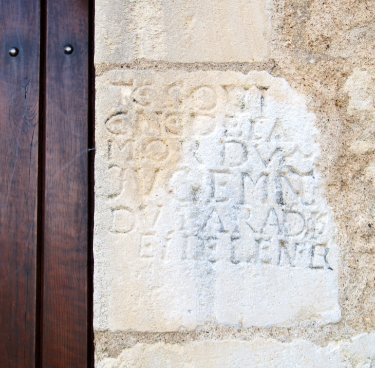 Inscriptions lapidaires, datant du XVIe siècle-autour-du-portail-de-l-eglise - Leignes-sur-Fontaine