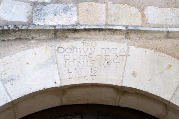 Inscriptions lapidaires, datant du XVIe siècle-autour-du-portail-de-l-eglise - Leignes-sur-Fontaine