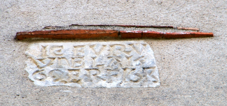 Inscriptions lapidaires, datant du XVIe siècle-autour-du-portail-de-l-eglise - Leignes-sur-Fontaine