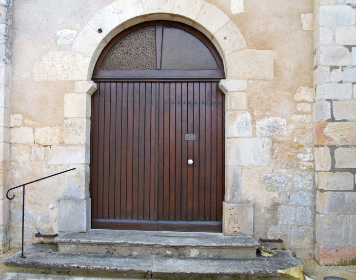 Le portail de l'église. - Leignes-sur-Fontaine