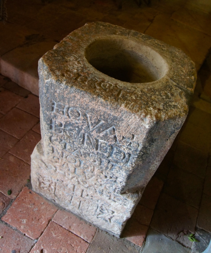 Bénitier avec ses inscriptions lapidaires (1613). - Leignes-sur-Fontaine