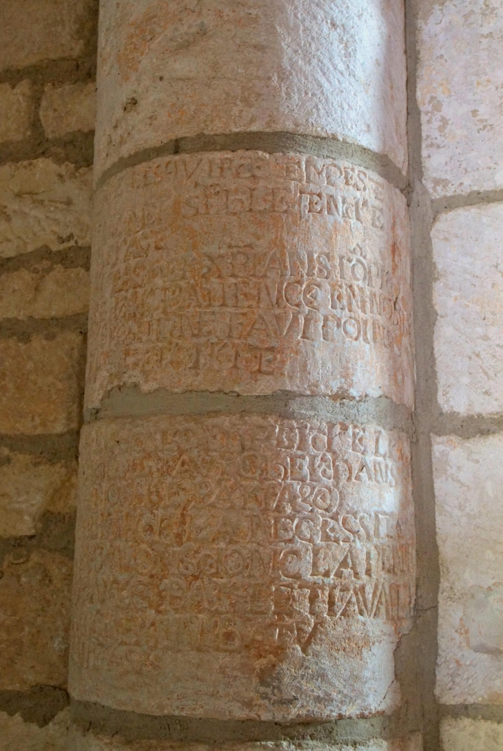 Inscriptions lapidaires sur les colonnes. - Leignes-sur-Fontaine