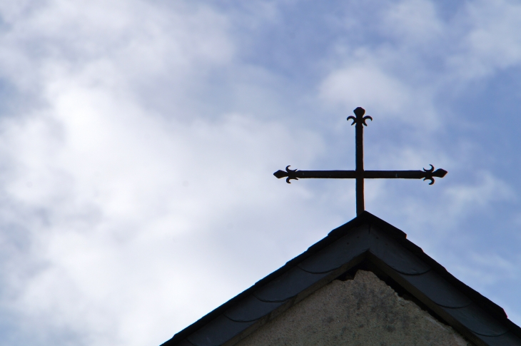 La croix du fronton de l'église. - Leignes-sur-Fontaine