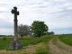 Aux alentours : croix de chemin.