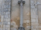 Croix de mission contre la façade occidentale de l'église.