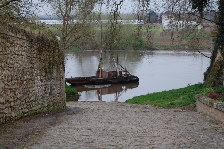 Gabare sur la Vienne - Les Ormes