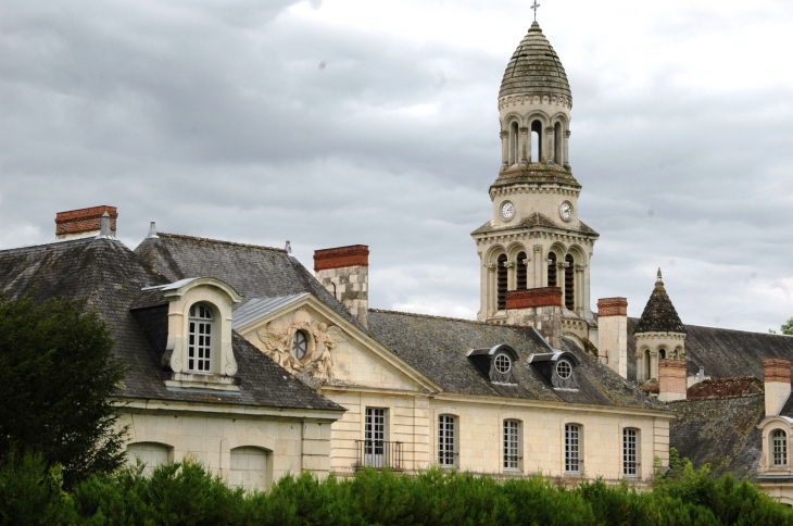 L'église vue du parc du chateau  - Les Ormes