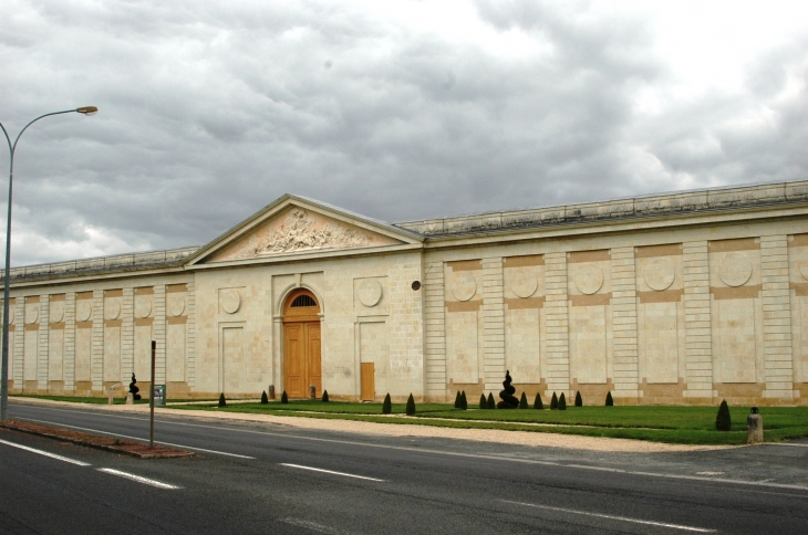 Les anciennes écuries en face du chateau  - Les Ormes