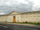 Les anciennes écuries en face du chateau 