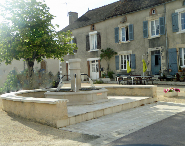 Maisons et fontaine dans la Grand Rue - Liglet