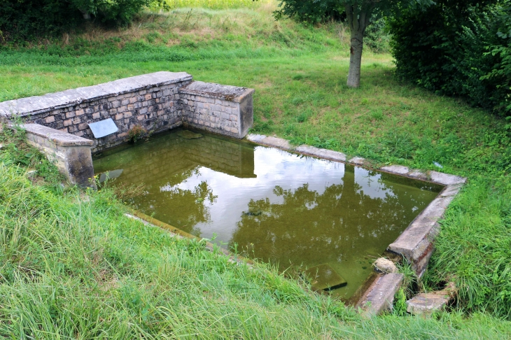 Ancien lavoir sur les pentes du Puy d'Ardanne - Loudun