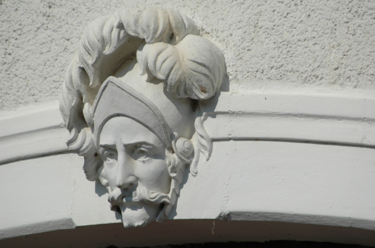 Détail facade de la gare - Lusignan