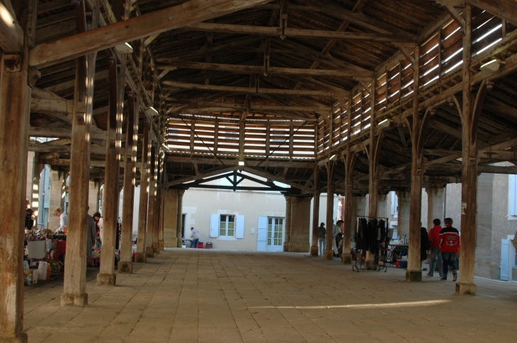 Sous les halles anciennes  - Lusignan