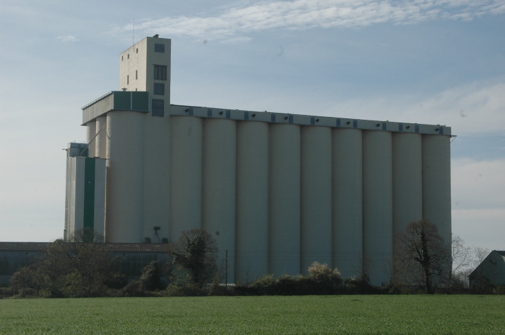 Silos à l'entrée de Lusignan