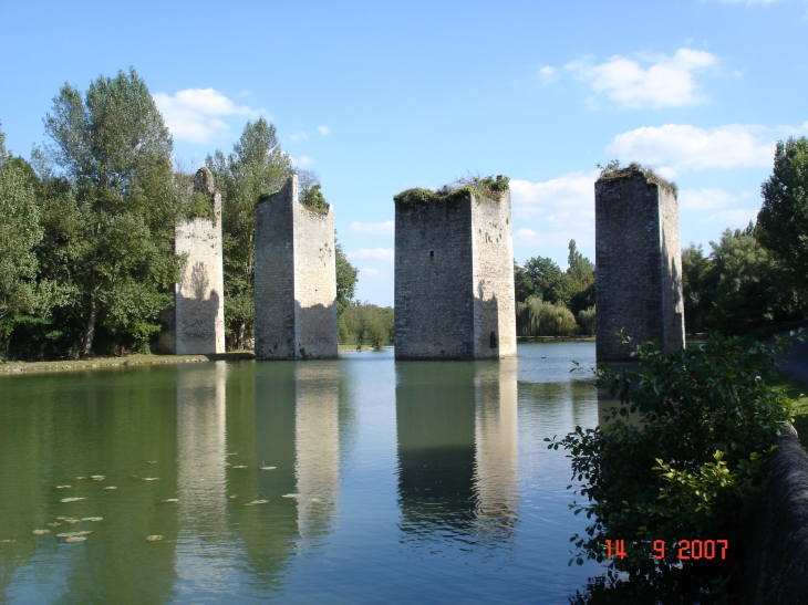  - Lussac-les-Châteaux