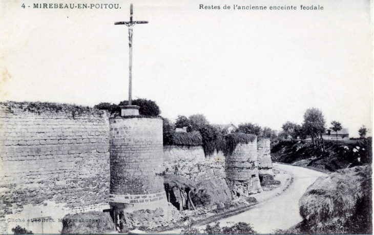 Restes de l'ancienne enceinte féodale, vers 1910 (carte postale ancienne); - Mirebeau