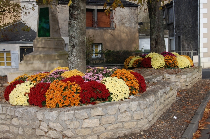 Le monument aux morts - Montamisé