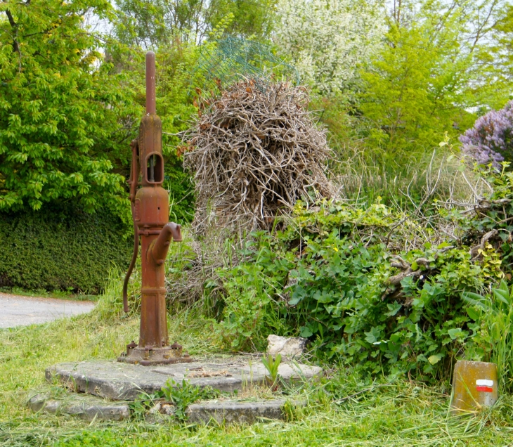 Ancienne pompe à eau à Concise. - Montmorillon