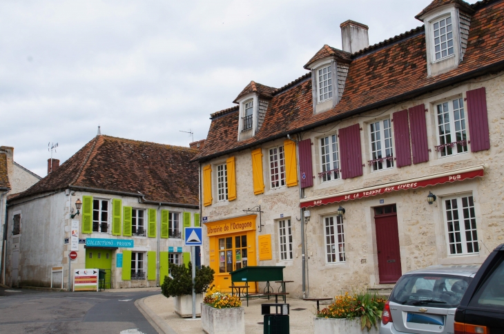 Place du vieux marché. - Montmorillon