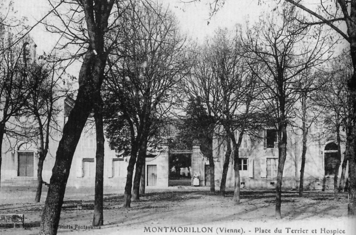 Place du Terrier et Hospice, début XXe siècle (carte postale ancienne). - Montmorillon