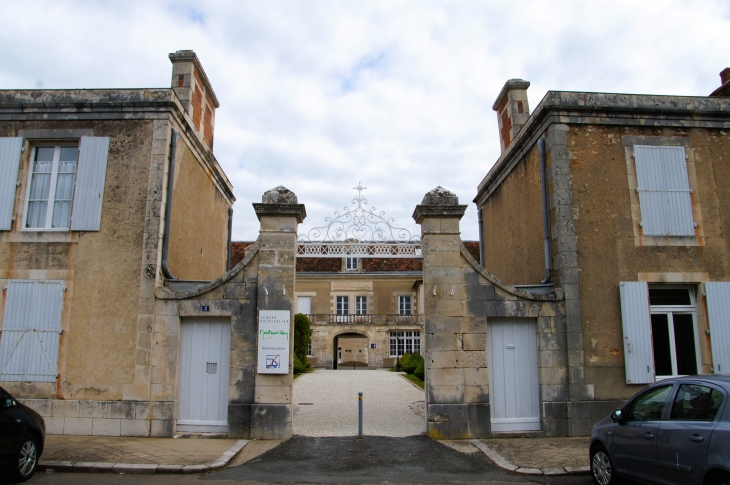 Place du Terrier et ancien Hospice, en 2013. - Montmorillon