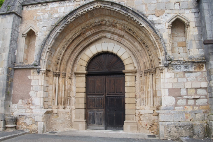 Le portail de l'église Notre-Dame. - Montmorillon