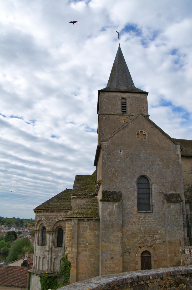 Le chevet de l'église Notre-Dame. - Montmorillon