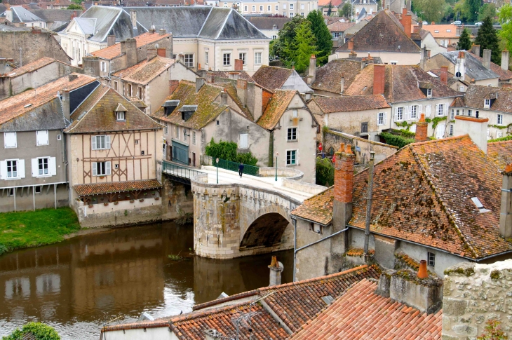 Vue sur le vieux pont du XVe siècle. - Montmorillon