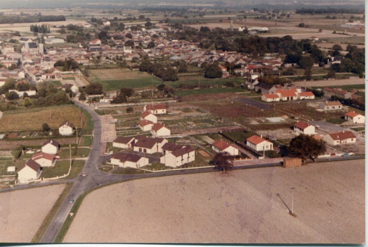 Vue aérienne de Mts S/G - Monts-sur-Guesnes