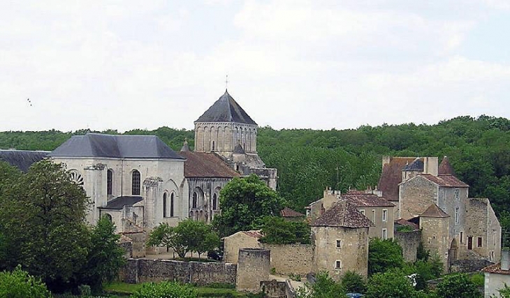 Vue d'ensemble de l'abbaye - Nouaillé-Maupertuis