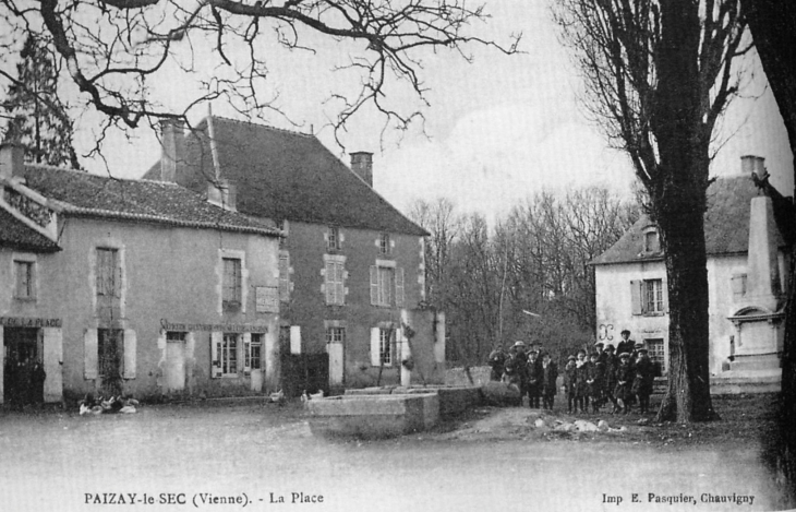 La place, début XXe siècle (carte postale ancienne). - Paizay-le-Sec