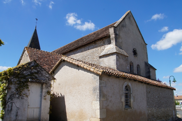 Le chevet de l'église  Saint-Hilaire. - Paizay-le-Sec