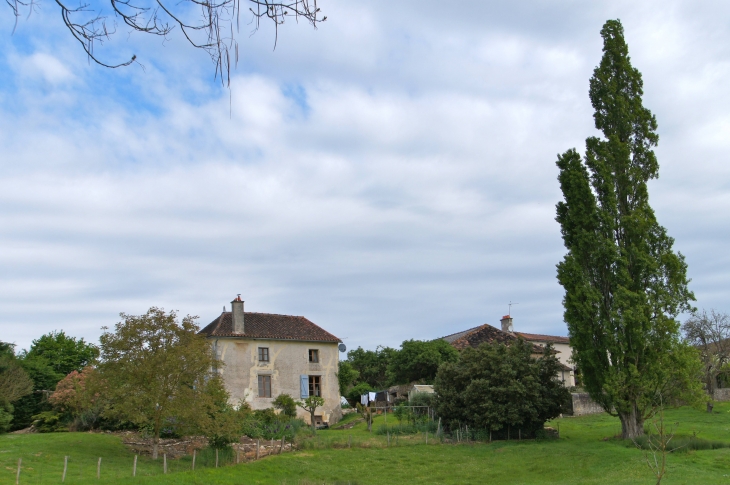 Aux alentours de l'église. - Pindray