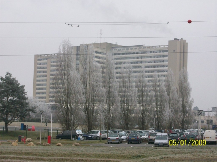 CHU La Milétrie sous la neige de janvier (Poitiers)