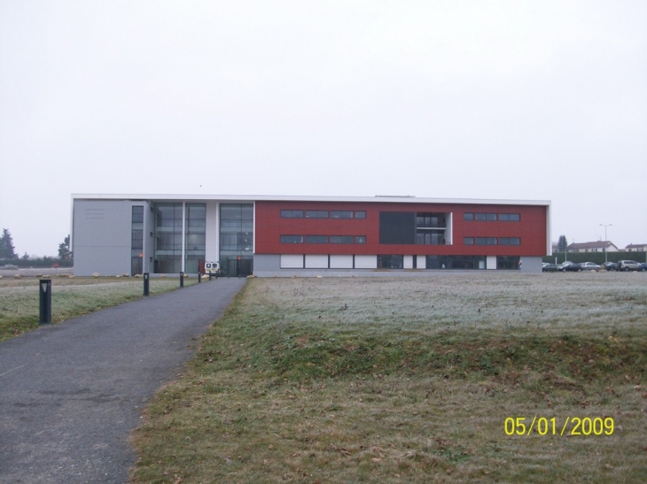 L'UFR de médecine & pharmacie de Poitiers qui commence à être sous la neige.