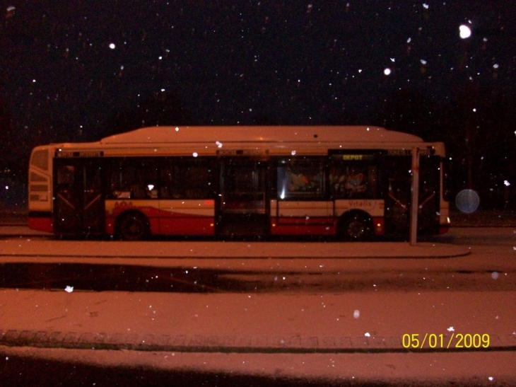 Un bus Vitalis de Poitiers sous la neige.