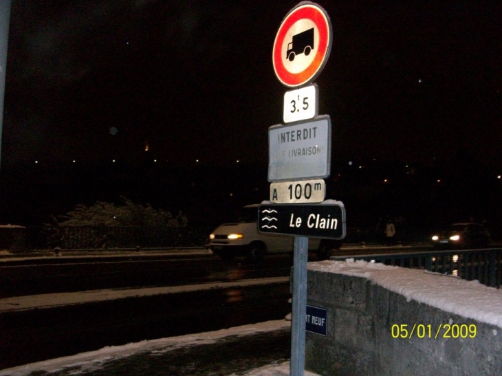 Le Pont-neuf sous la neige aussi. - Poitiers