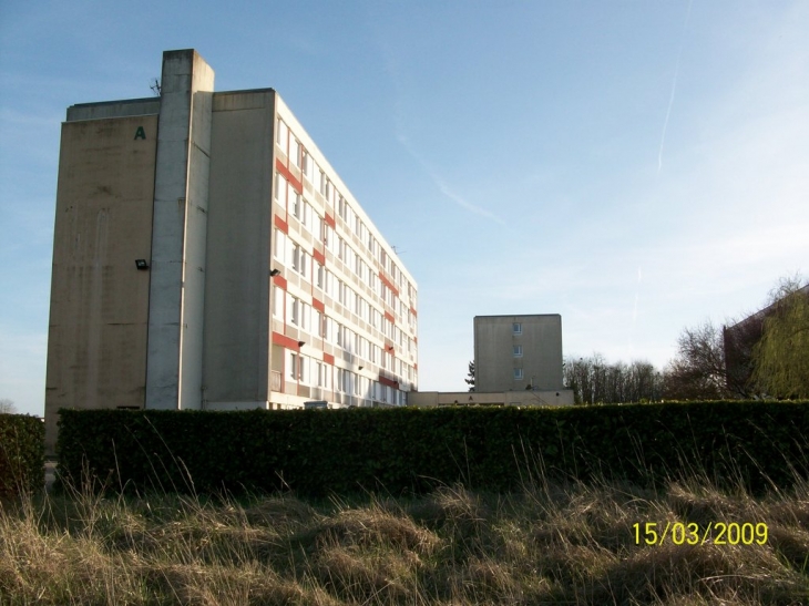 Vue de l'extrémité nord du batiment A de la cité universitaire Descartes. - Poitiers