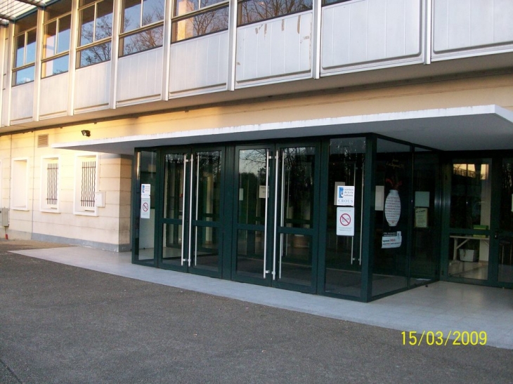 Entrée du restaurant universitaire Champlain. - Poitiers