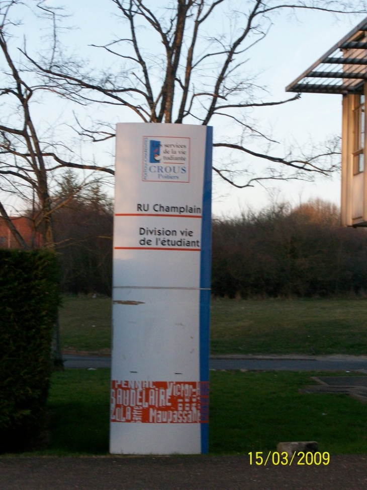 Panneau du restaurant universitaire Champlain & de la division de la vie de l'étudiant (DVE) du CROUS de Poitiers.