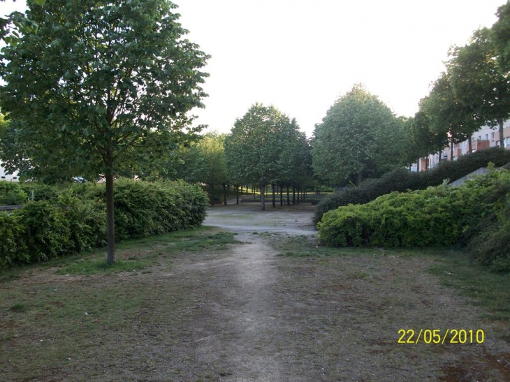 Vue du parc du bassin à orage de Poitiers St Eloi.