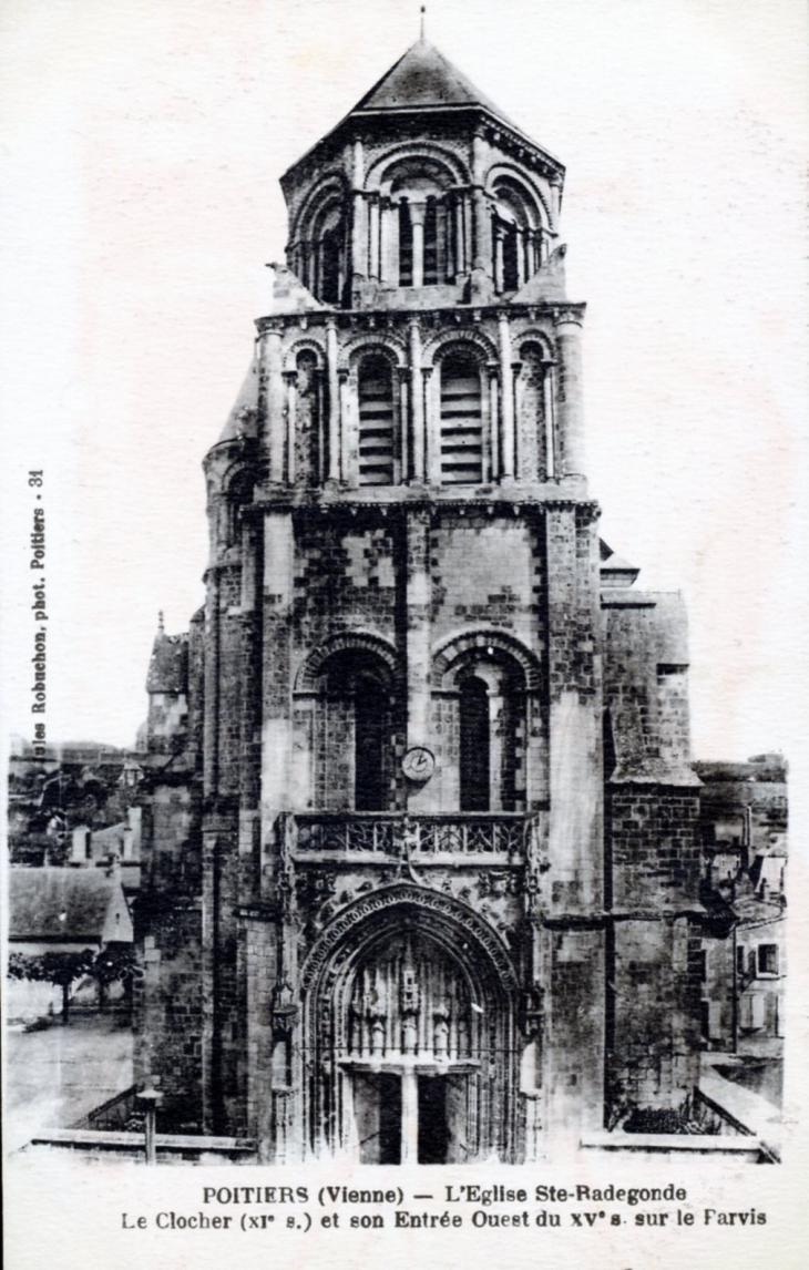 L'église Sainte Radegonde - Le clocher du XIe siècle et son entrée ouest du XVe siècle, vers 1920 (carte postale ancienne). - Poitiers